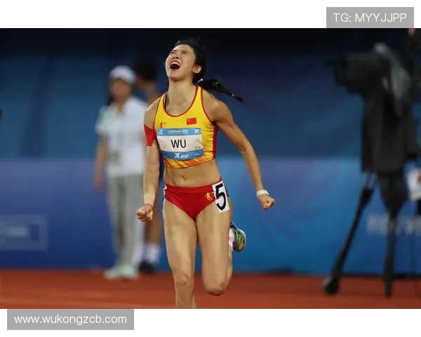 吴艳妮赛前喝冰美式像在拍时尚大片